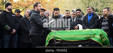 Berlin, Deutschland. 5. November 2015. Trauernden stehen rund um den Sarg bei der Beerdigung des ermordeten Flüchtlingen junge Mohamed in der muslimischen Abschnitt des Friedhofs in Gatow in Berlin, Deutschland, 5. November 2015. Foto: BRITTA PEDERSEN/Dpa/Alamy Live News Stockfoto