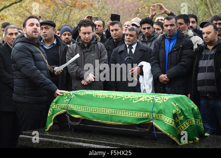 Berlin, Deutschland. 5. November 2015. Trauernden stehen rund um den Sarg bei der Beerdigung des ermordeten Flüchtlingen junge Mohamed in der muslimischen Abschnitt des Friedhofs in Gatow in Berlin, Deutschland, 5. November 2015. Foto: BRITTA PEDERSEN/Dpa/Alamy Live News Stockfoto