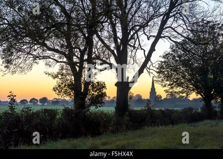 Kirche und Bäume in der silhouette Stockfoto