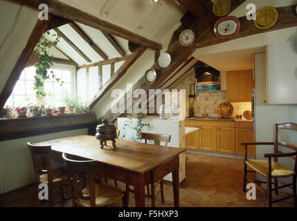 Einfache Kiefer Tisch und Stühle im Dachgeschoss Küche Esszimmer Stockfoto