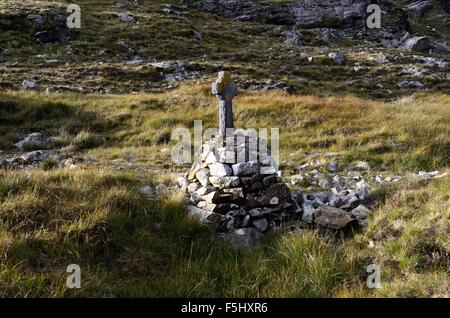 Steinkreuz Mark Kreise aus Steinen, die die Stationen des Kreuzweges Maumturk Mountains Connemara County Galway Irland bilden Stockfoto