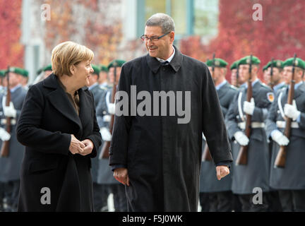 Berlin, Deutschland. 5. November 2015. Bundeskanzlerin Angela Merkel empfängt tunesischen Premierminister Habib Essid mit militärischen Ehren im Bundeskanzleramt in Berlin, Deutschland, 5. November 2015. Foto: SOEREN STACHE/Dpa/Alamy Live News Stockfoto