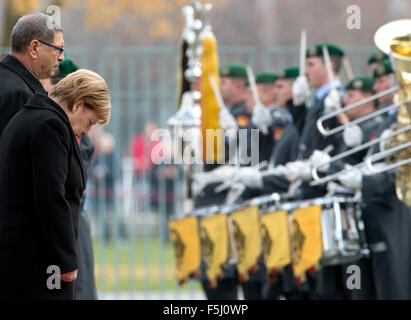 Berlin, Deutschland. 5. November 2015. Bundeskanzlerin Angela Merkel empfängt tunesischen Premierminister Habib Essid mit militärischen Ehren im Bundeskanzleramt in Berlin, Deutschland, 5. November 2015. Foto: SOEREN STACHE/Dpa/Alamy Live News Stockfoto
