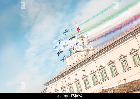 Rom, Italien. 4. November 2015. Die italienische Luftwaffe Kunstflug Einheit Frecce Tricolori (Tricolor Pfeile) breitet sich Rauch mit den Farben der italienischen Flagge auf der Quirinalspalast während der Nationaleinheit und des Armed Forces Day. © Davide Fracassi/Pacific Press/Alamy Live-Nachrichten Stockfoto