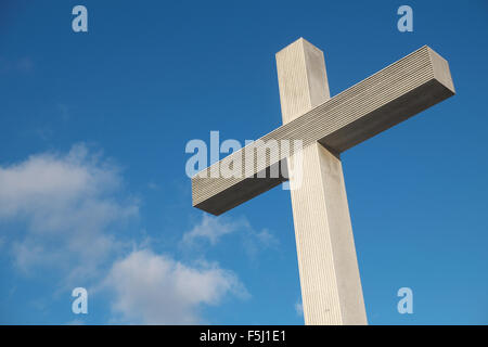 Warschau das Kreuz-Denkmal in Pl Pilsudskiego ist eine 9 Meter hohe weiße Granit Kreuz feiert Papst Johannes Paul II Stockfoto