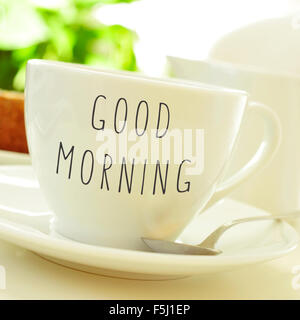 Nahaufnahme einer Tasse Kaffee oder Tee mit dem Text guten Morgen geschrieben Stockfoto