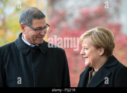 Berlin, Deutschland. 5. November 2015. Bundeskanzlerin Angela Merkel empfängt tunesischen Premierminister Habib Essid mit militärischen Ehren im Bundeskanzleramt in Berlin, Deutschland, 5. November 2015. Foto: SOEREN STACHE/Dpa/Alamy Live News Stockfoto