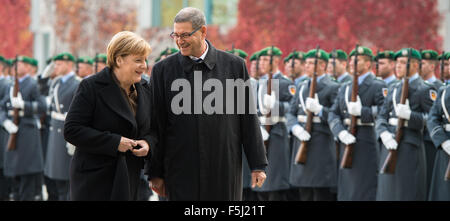 Berlin, Deutschland. 5. November 2015. Bundeskanzlerin Angela Merkel empfängt tunesischen Premierminister Habib Essid mit militärischen Ehren im Bundeskanzleramt in Berlin, Deutschland, 5. November 2015. Foto: SOEREN STACHE/Dpa/Alamy Live News Stockfoto