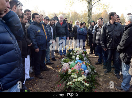 Berlin, Deutschland. 5. November 2015. Trauernden stehen rund um das Grab bei der Beerdigung des ermordeten Flüchtlingen junge Mohamed in der muslimischen Abschnitt des Friedhofs in Gatow in Berlin, Deutschland, 5. November 2015. Foto: BRITTA PEDERSEN/Dpa/Alamy Live News Stockfoto