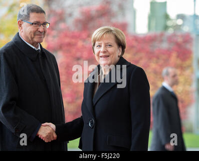 Berlin, Deutschland. 5. November 2015. Bundeskanzlerin Angela Merkel empfängt tunesischen Premierminister Habib Essid mit militärischen Ehren im Bundeskanzleramt in Berlin, Deutschland, 5. November 2015. Foto: SOEREN STACHE/Dpa/Alamy Live News Stockfoto