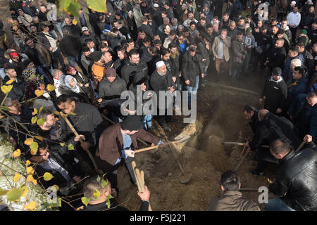 Berlin, Deutschland. 5. November 2015. Trauernden Schaufel Dreck über dem Grab bei der Beerdigung des ermordeten Flüchtlingen junge Mohamed in der muslimischen Abschnitt des Friedhofs in Gatow in Berlin, Deutschland, 5. November 2015. Foto: RAINER JENSEN/Dpa/Alamy Live-Nachrichten Stockfoto