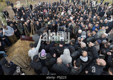 Berlin, Deutschland. 5. November 2015. Trauernden stehen an den offenen Sarg während der Beerdigung des ermordeten Flüchtlingen junge Mohamed in der muslimischen Abschnitt des Friedhofs in Gatow in Berlin, Deutschland, 5. November 2015. Foto: RAINER JENSEN/Dpa/Alamy Live-Nachrichten Stockfoto