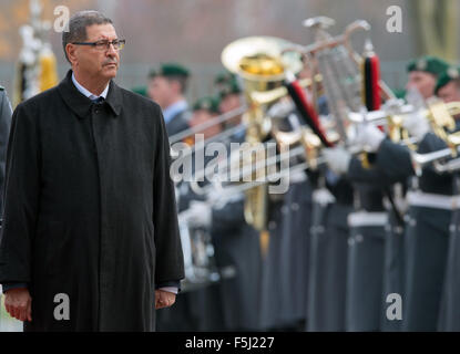 Berlin, Deutschland. 5. November 2015. Bundeskanzlerin Angela Merkel empfängt tunesischen Premierminister Habib Essid mit militärischen Ehren im Bundeskanzleramt in Berlin, Deutschland, 5. November 2015. Foto: SOEREN STACHE/Dpa/Alamy Live News Stockfoto