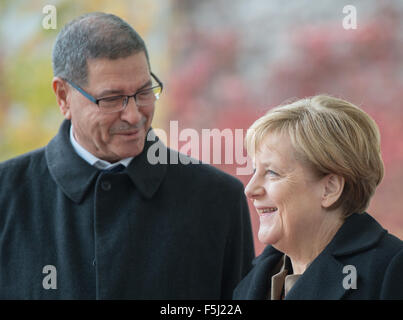 Berlin, Deutschland. 5. November 2015. Bundeskanzlerin Angela Merkel empfängt tunesischen Premierminister Habib Essid mit militärischen Ehren im Bundeskanzleramt in Berlin, Deutschland, 5. November 2015. Foto: SOEREN STACHE/Dpa/Alamy Live News Stockfoto