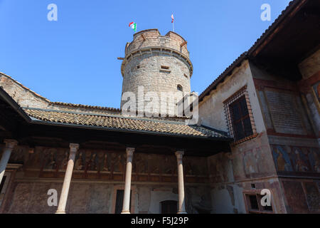 Mittelalterliche Burg des Buonconsiglio in Trient mit Turm und Fresken Stockfoto