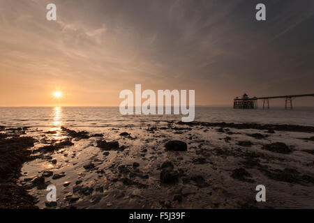 Ein Blick auf Clevedon Pier bei Sonnenuntergang. Stockfoto