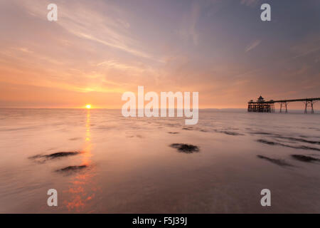 Ein Blick auf Clevedon Pier bei Sonnenuntergang. Stockfoto