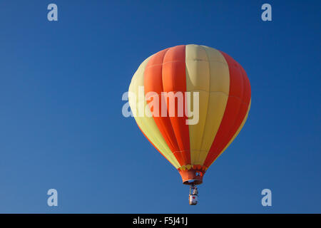 bunte Heißluftballons am blauen Himmel Stockfoto