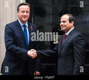 Downing Street, London, 5. November 2015. Der britische Premierminister David Cameron begrüßt der ägyptische Präsident Abdel Fatah al-Sisi 10 Downing Street, als Proteste gegen seinen Besuch in das Vereinigte Königreich durch eine Koalition von Gruppen der menschlichen Rechte in Whitehall statt. Bildnachweis: Paul Davey/Alamy Live-Nachrichten Stockfoto