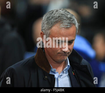 Stamford Bridge, London, UK. 4. November 2015. Champions-League. Chelsea gegen Dynamo Kiew. Jose Mourinho, der Chelsea-Trainer macht seinen Weg auf die Bank vor dem Spiel. Bildnachweis: Aktion Plus Sport/Alamy Live-Nachrichten Stockfoto