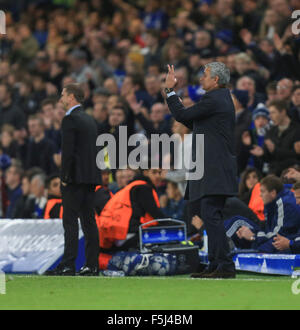 Stamford Bridge, London, UK. 4. November 2015. Champions-League. Chelsea gegen Dynamo Kiew. Jose Mourinho, der Chelsea-Trainer bietet Anweisungen an seine Seite von der Seitenlinie. Bildnachweis: Aktion Plus Sport/Alamy Live-Nachrichten Stockfoto