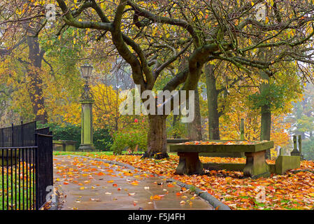 Friedhof der St. Andrews Church, Guiseley, in der Nähe von Leeds, West Yorkshire, England UK Stockfoto