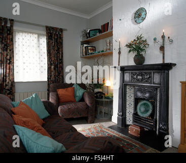 Original Edwardian Gusseisen Kamin im Wohnzimmer der neunziger Jahre Stockfoto