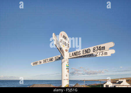 Wegweiser in John o' Groats, im äußersten Nordosten bewohnte Punkt der britischen Insel. Stockfoto