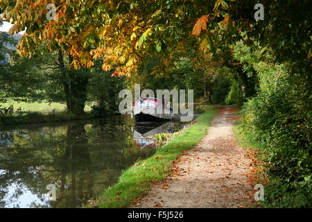 Bootfahren auf Monmouthshire und Brecon Canal im Herbst Stockfoto