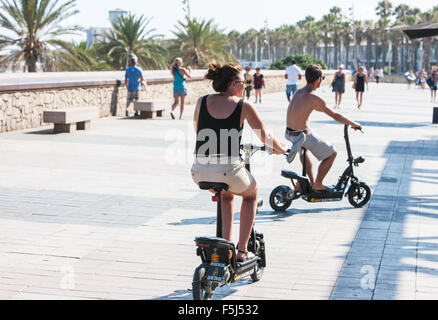 Elektrische Batterie betriebene Fahrräder entlang der Promenade am Strand von Barceloneta, Stadtstrand in Barcelona, Katalonien, Spanien. Stockfoto