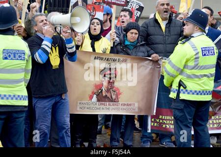 London, UK. 5. November 2015. Demonstranten für und gegen Präsident al-Sisi von Ägypten zu protestieren in Whitehall auf seine Ankunft in der Downing Street den Premierminister Kredit erfüllen: PjrNews/Alamy Live News Stockfoto