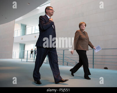 Berlin, Deutschland. 5. November 2015. Bundeskanzlerin Angela Merkel und tunesischen Premierminister Habib Essid kommen für eine Pressekonferenz im Kanzleramt in Berlin, Deutschland, 5. November 2015. Foto: SOEREN STACHE/Dpa/Alamy Live News Stockfoto
