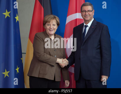 Berlin, Deutschland. 5. November 2015. Bundeskanzlerin Angela Merkel und tunesischen Premierminister Habib Essid Handschlag nach einer Pressekonferenz im Kanzleramt in Berlin, Deutschland, 5. November 2015. Foto: SOEREN STACHE/Dpa/Alamy Live News Stockfoto