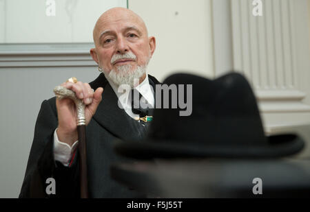 Berlin, Deutschland. 5. November 2015. Künstler Markus Luepertz sitzt in der Ausstellung "nichts Neues. Abstraktion noch aussteht. "im Bode-Museum in Berlin, Deutschland, 5. November 2015. Die Ausstellung ist bis zum 7. Februar 2016 zu sehen. Foto: Jörg CARSTENSEN/Dpa/Alamy Live News Stockfoto