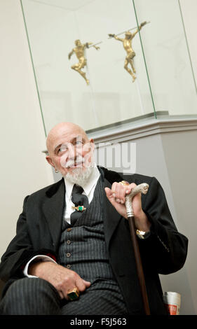 Berlin, Deutschland. 5. November 2015. Künstler Markus Luepertz sitzt vor Bronzefiguren von Georg Petel in der Ausstellung "nichts Neues. Abstraktion noch aussteht. "im Bode-Museum in Berlin, Deutschland, 5. November 2015. Die Ausstellung ist bis zum 7. Februar 2016 zu sehen. Foto: Jörg CARSTENSEN/Dpa/Alamy Live News Stockfoto