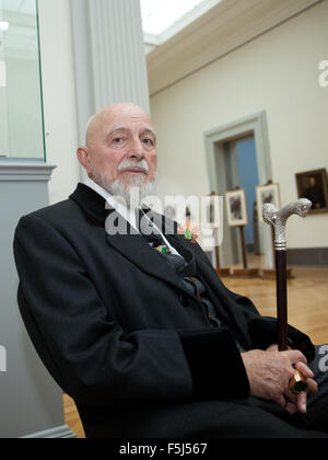 Berlin, Deutschland. 5. November 2015. Künstler Markus Luepertz sitzt in der Ausstellung "nichts Neues. Abstraktion noch aussteht. "im Bode-Museum in Berlin, Deutschland, 5. November 2015. Die Ausstellung ist bis zum 7. Februar 2016 zu sehen. Foto: Jörg CARSTENSEN/Dpa/Alamy Live News Stockfoto