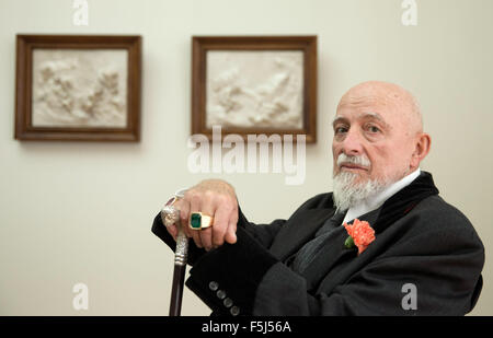 Berlin, Deutschland. 5. November 2015. Künstler Markus Luepertz sitzt vor Alabaster Platten in der Ausstellung "nichts Neues. Abstraktion noch aussteht. "im Bode-Museum in Berlin, Deutschland, 5. November 2015. Die Ausstellung ist bis zum 7. Februar 2016 zu sehen. Foto: Jörg CARSTENSEN/Dpa/Alamy Live News Stockfoto