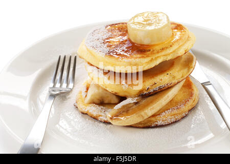 flauschige Ricotta-Pfannkuchen mit Banane isoliert auf weißem Hintergrund Stockfoto