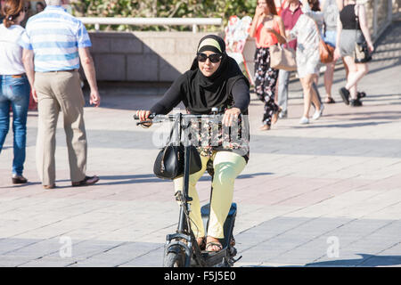 Elektrische Batterie betriebene Fahrräder entlang der Promenade am Strand von Barceloneta, Stadtstrand in Barcelona, Katalonien, Spanien. Stockfoto