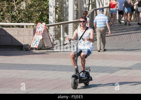 Elektrische Batterie betriebene Fahrräder entlang der Promenade am Strand von Barceloneta, Stadtstrand in Barcelona, Katalonien, Spanien. Stockfoto