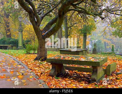 Friedhof der St. Andrews Church, Guiseley, in der Nähe von Leeds, West Yorkshire, England UK Stockfoto