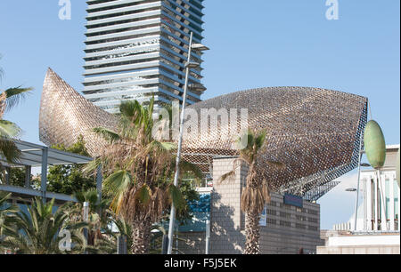 Fisch oder Peix, Gehrys Bronzeskulptur am Olympischen Hafen Zone. Sonne Badegäste am städtischen Strand von Barceloneta, Barcelona, Catalan, Spanien Stockfoto