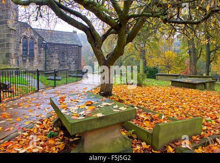 Friedhof der St. Andrews Church, Guiseley, in der Nähe von Leeds, West Yorkshire, England UK Stockfoto