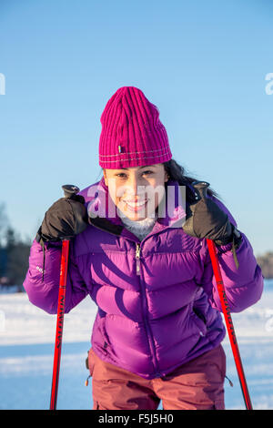 Eine Frau lernt, Ski-Langlauf Stockfoto