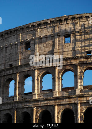 Kolosseum-Detail mit blauem Himmel, Rom, Italien Stockfoto