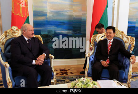 Minsk, Weißrussland. 5. November 2015. Belarussische Präsident Alexander Lukaschenko (L) trifft China International Trade Representative und Vice Minister of Commerce Zhong Shan (R vorne), einen Sondergesandten des chinesischen Staatspräsidenten Xi Jinping, in Minsk, Belarus, 5. November 2015. Zhong wird weißrussische Präsident Alexander Lukashenko Einweihungsfeier Freitag teilnehmen. © Chen Junfeng/Xinhua/Alamy Live-Nachrichten Stockfoto