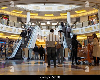 Euroma2 Luxus Shopping Mall Interieur im Stadtteil EUR von Rom, Italien Stockfoto