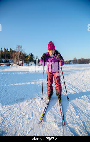 Eine Frau lernt, Ski-Langlauf Stockfoto