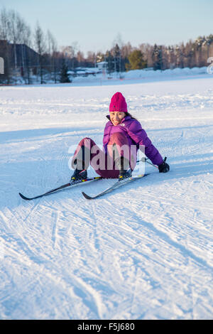 Eine Frau lernt, Ski-Langlauf Stockfoto