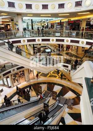 Euroma2 Luxus Shopping Mall Interieur im Stadtteil EUR von Rom, Italien Stockfoto